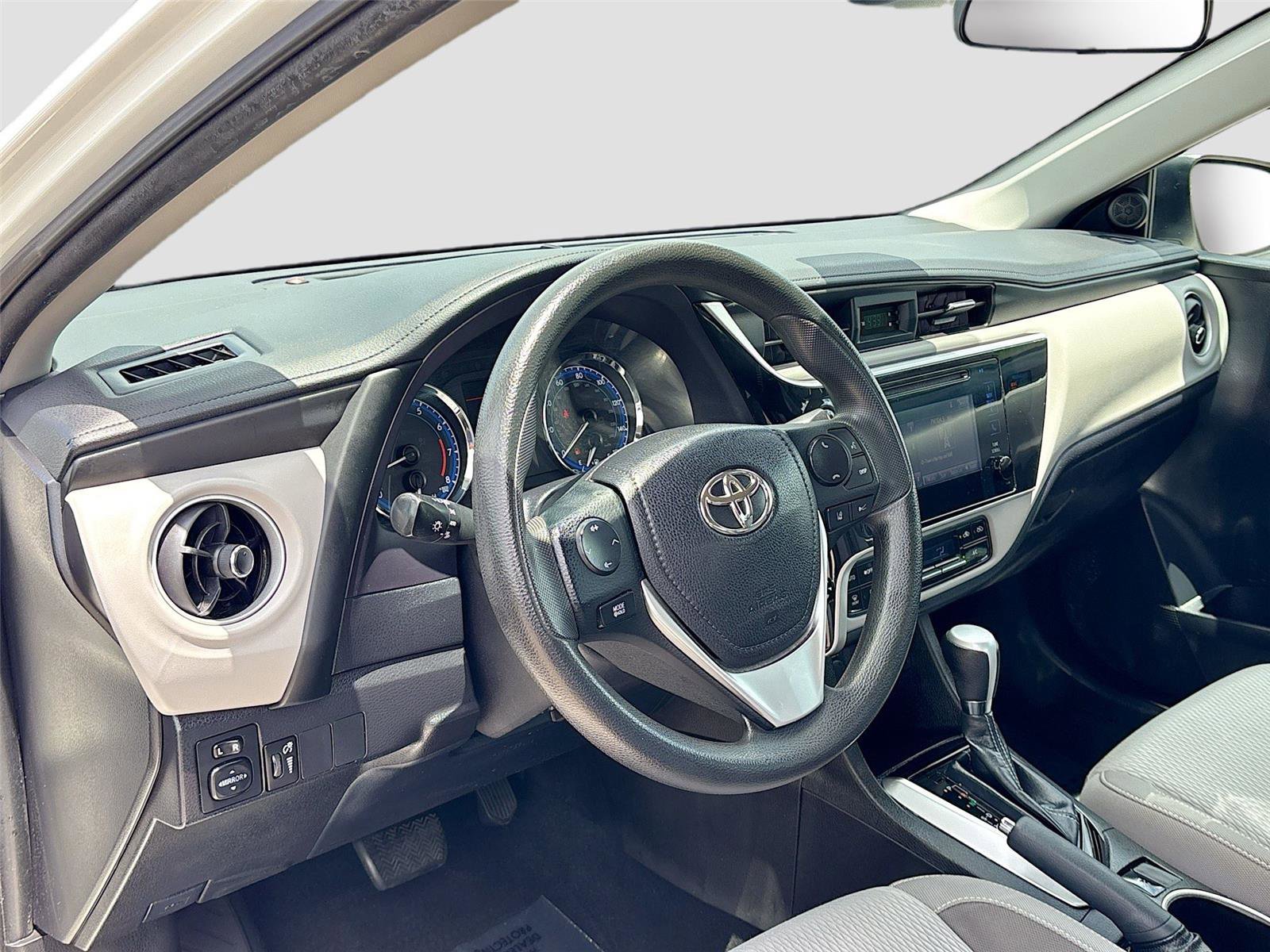 Used 2018 Toyota Corolla LE FWD image 9