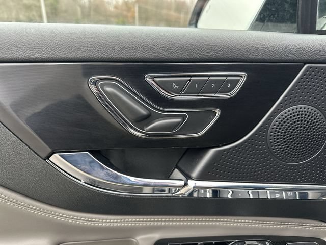 New 2025 Lincoln Corsair Reserve w/ Jet Appearance Package AWD/4WD image 16