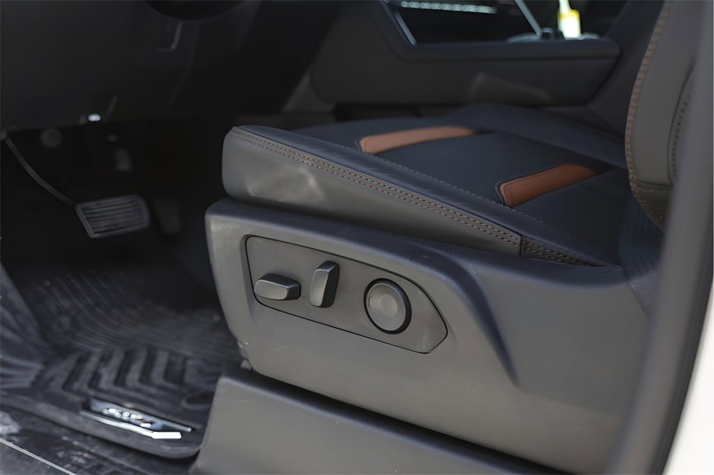 Used 2025 GMC Sierra 2500 AT4 w/ AT4 Premium Plus Package image 8