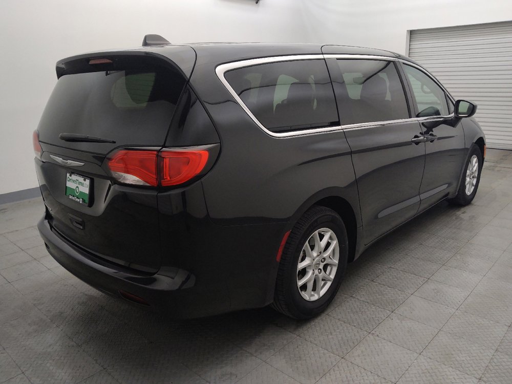 Used 2022 Chrysler Voyager LX FWD image 9