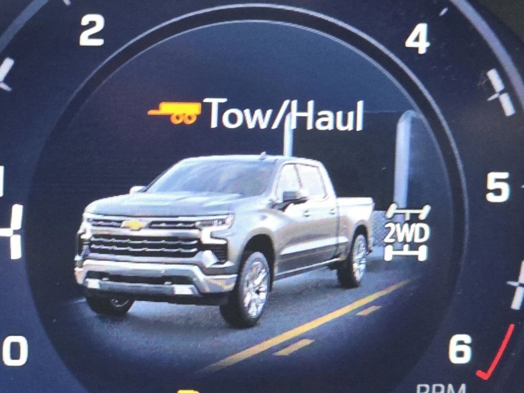 Used 2023 Chevrolet Silverado 1500 LT AWD/4WD image 6