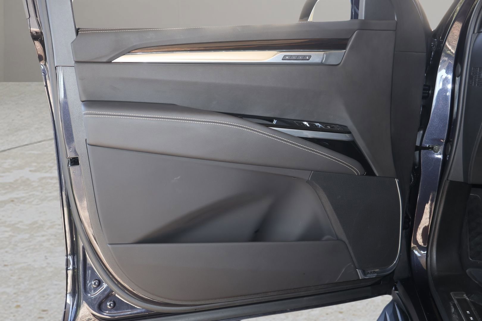 Certified 2025 Cadillac Escalade Premium Luxury AWD/4WD image 9