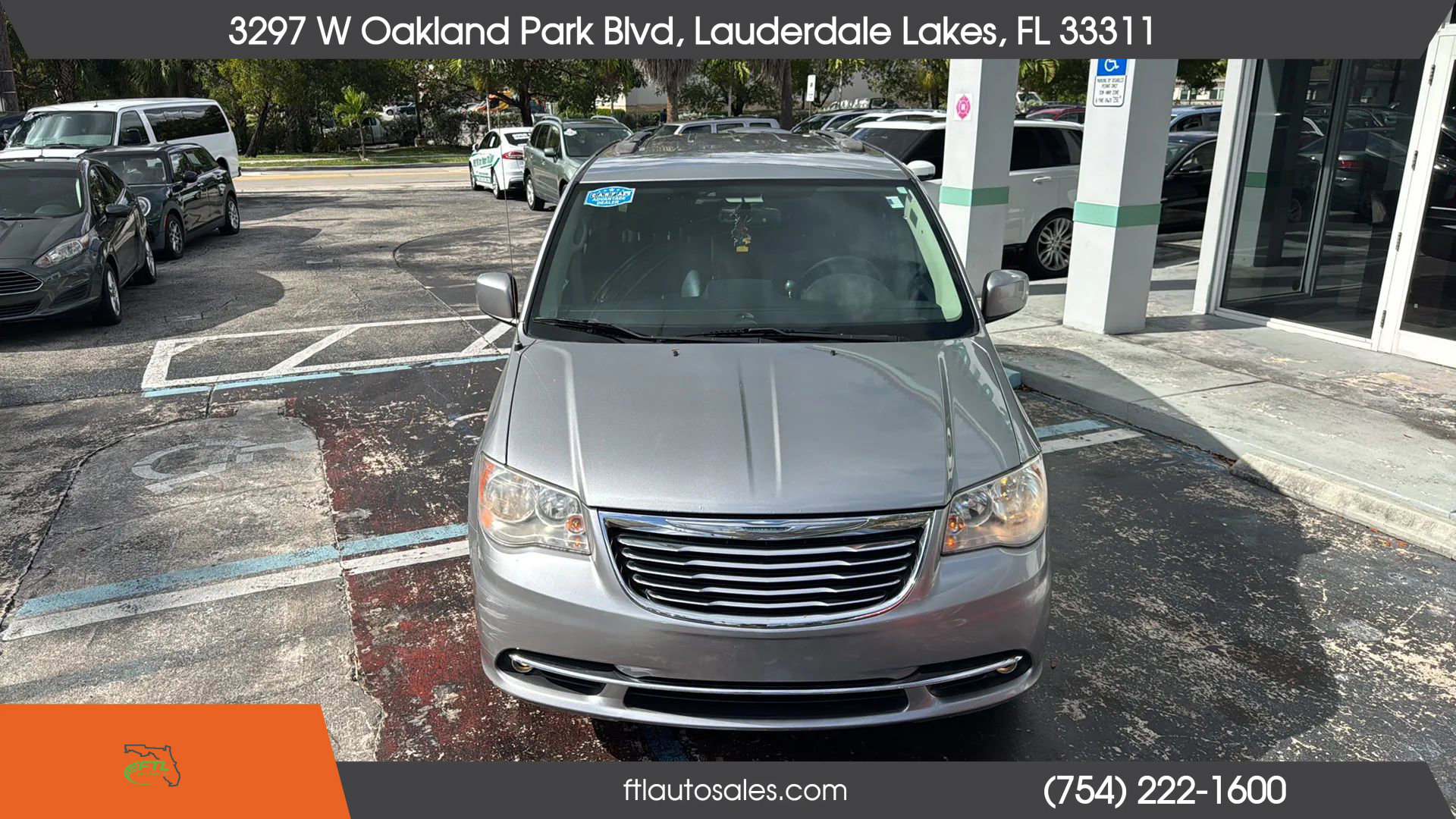 Used 2013 Chrysler Town & Country Touring image 4