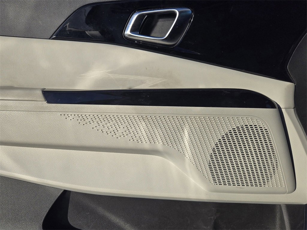 Used 2023 Kia Carnival EX image 20