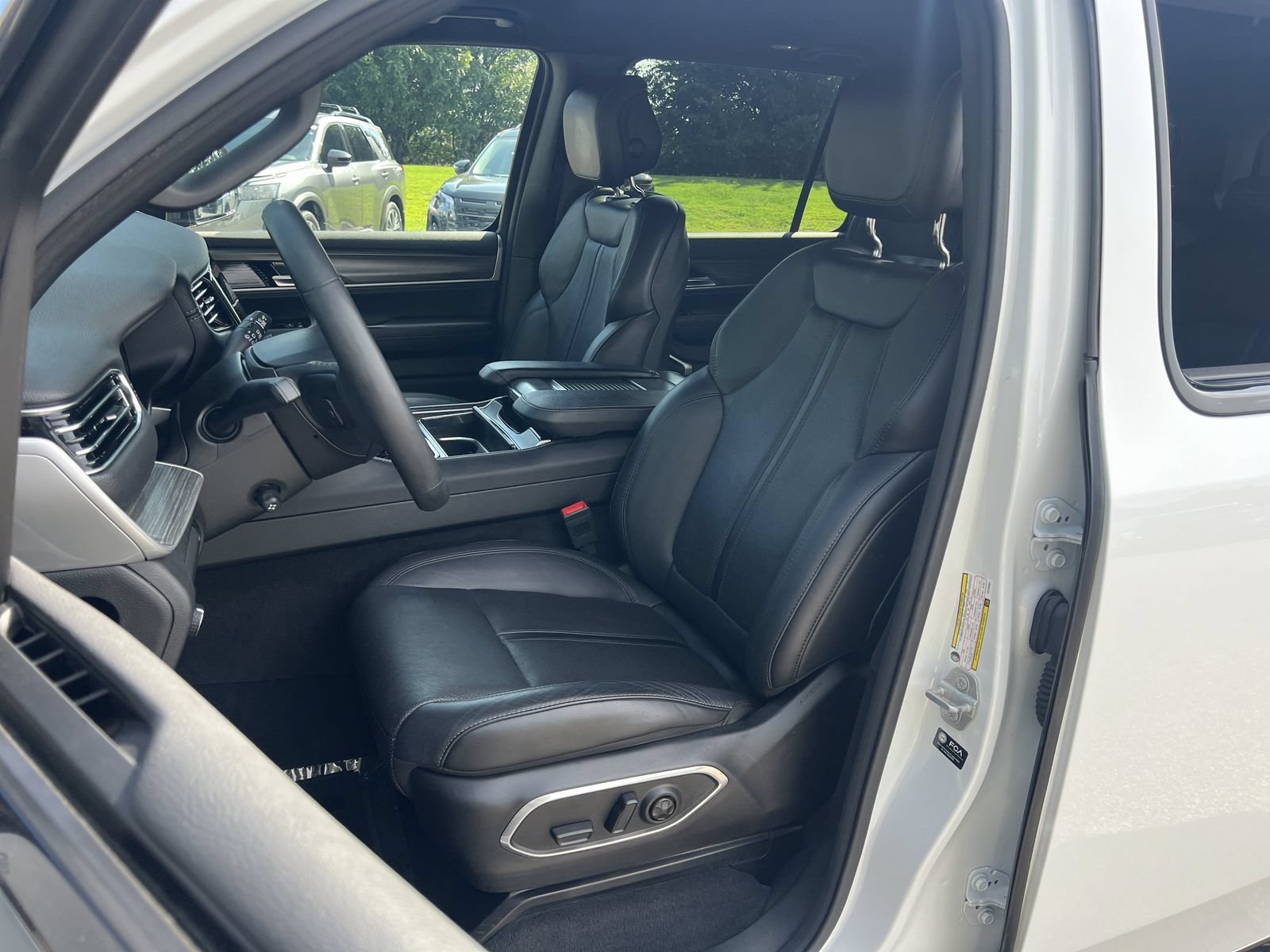 Used 2024 Jeep Wagoneer Series III AWD/4WD image 17