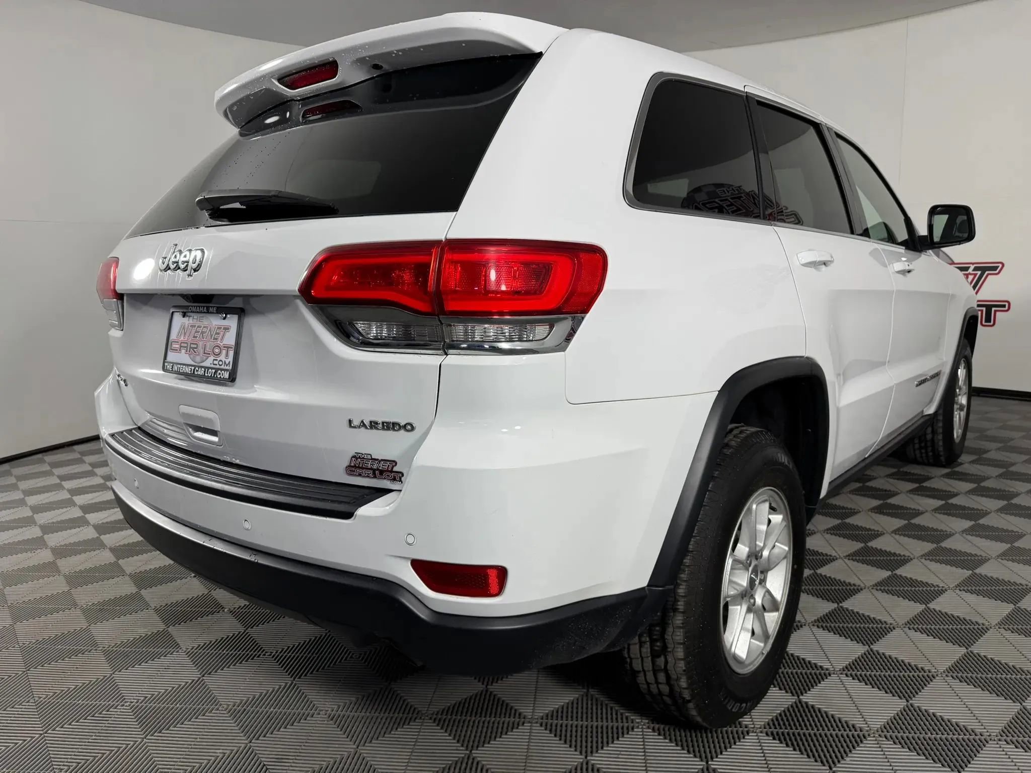 Used 2018 Jeep Grand Cherokee Laredo AWD/4WD image 26
