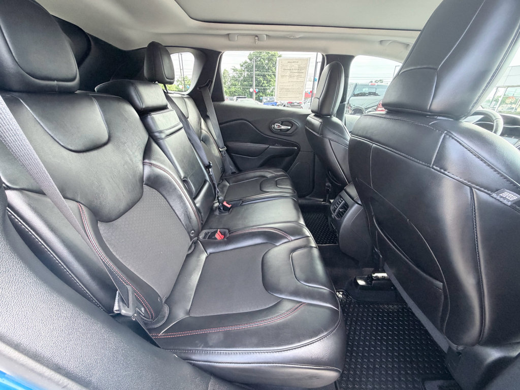 Used 2019 Jeep Cherokee Trailhawk w/ Comfort/Convenience Group AWD/4WD image 27