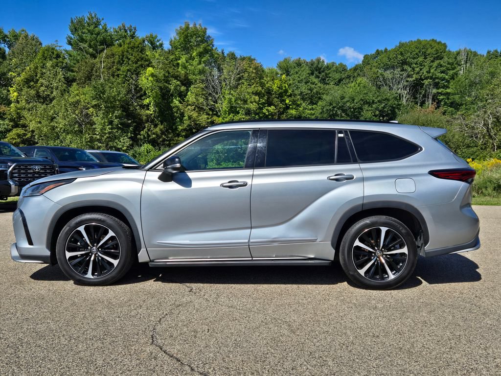 Used 2021 Toyota Highlander XSE AWD/4WD image 2