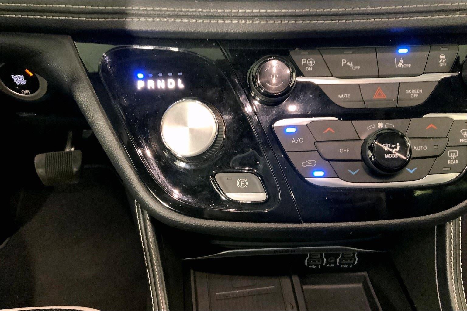 Used 2022 Chrysler Pacifica Limited w/ Uconnect Theater Family Group FWD image 20