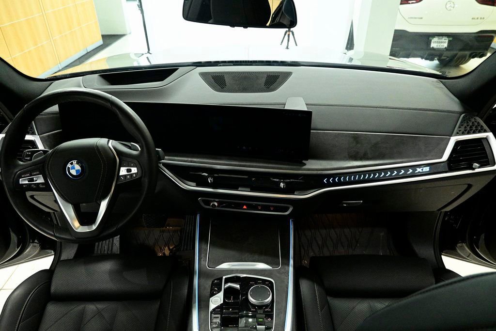 Used 2025 BMW X5 xDrive50e w/ Premium Package image 13