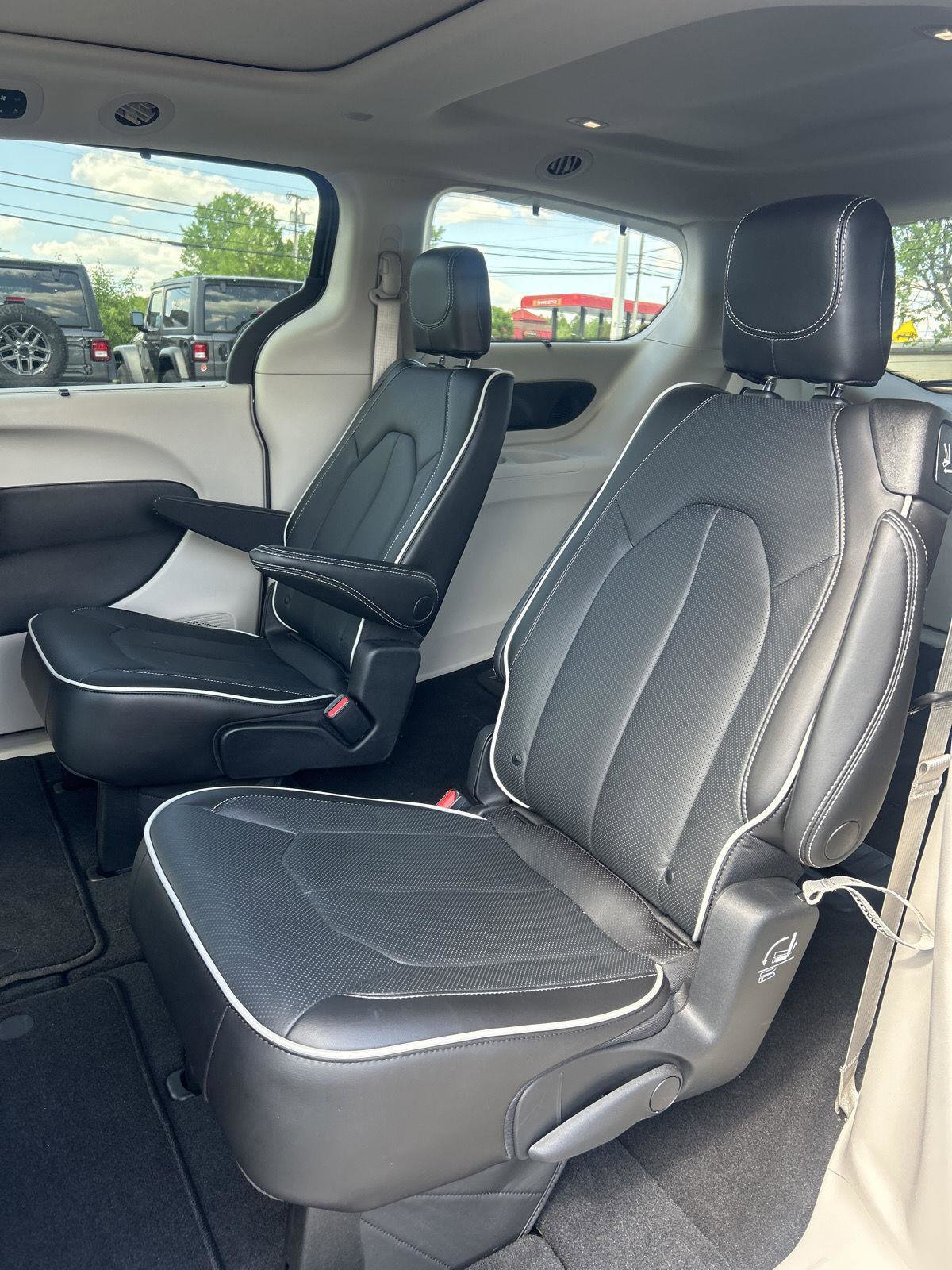 Used 2023 Chrysler Pacifica Limited image 7