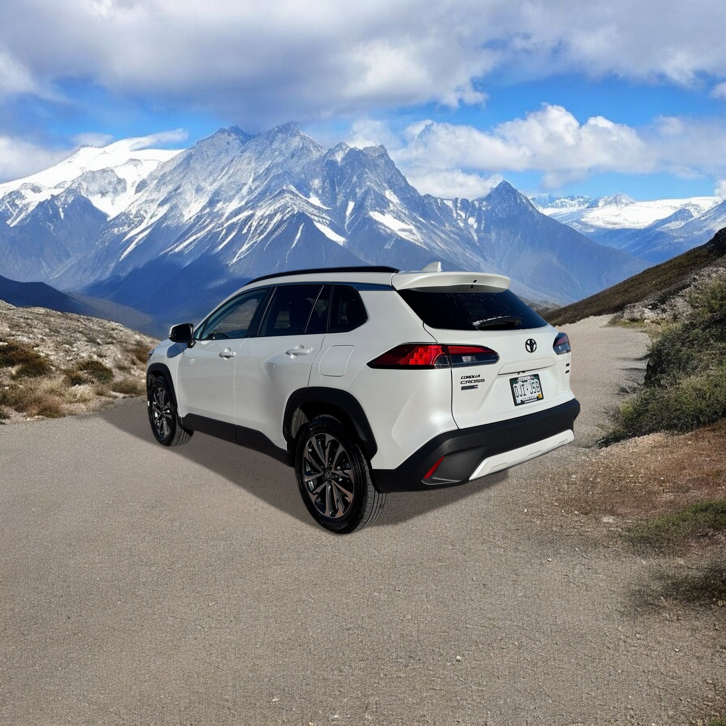 Used 2024 Toyota Corolla Cross XLE image 3