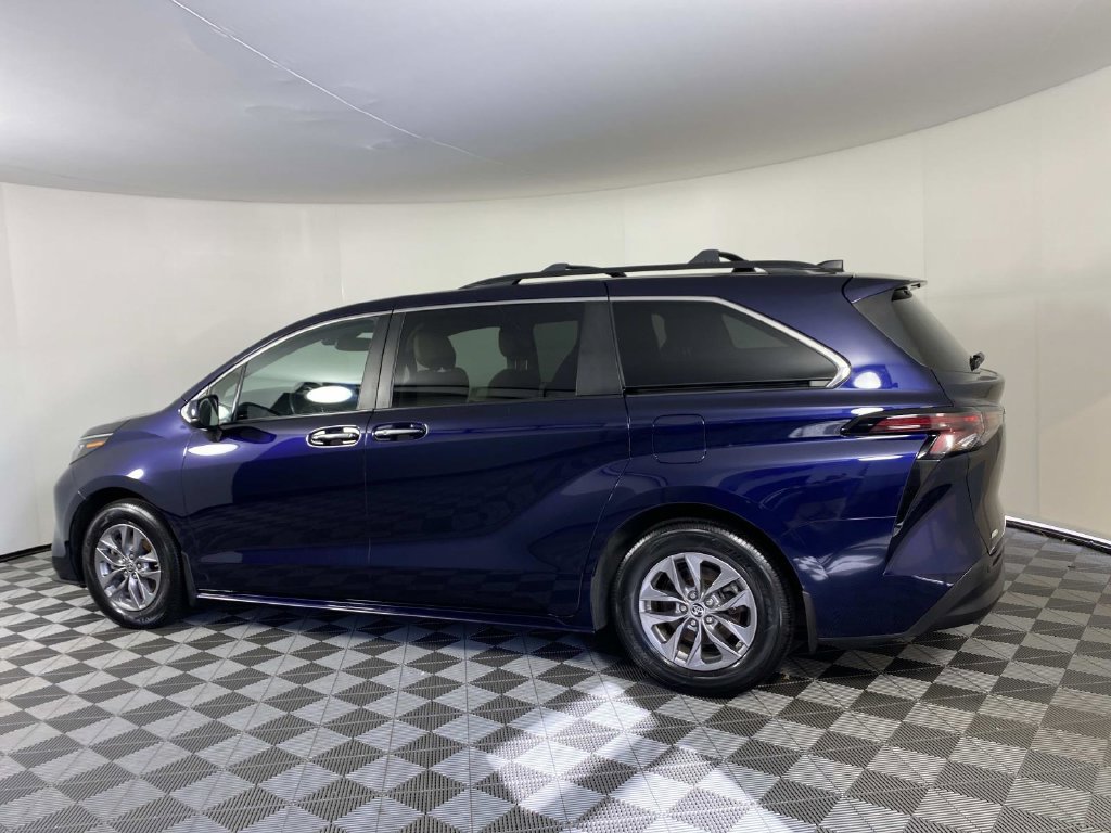 Used 2024 Toyota Sienna XLE w/ XLE Plus Package AWD/4WD image 5