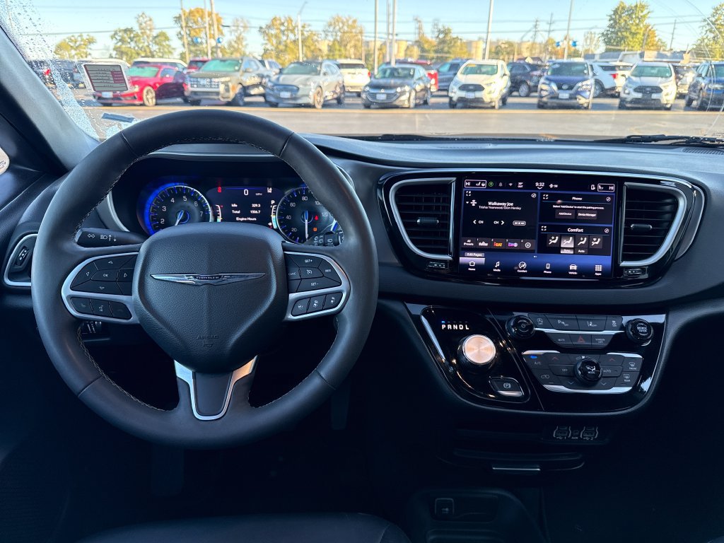 Used 2025 Chrysler Pacifica Select FWD image 10