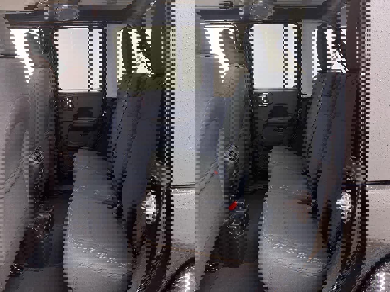 Used 2025 Jeep Wrangler Sahara image 16