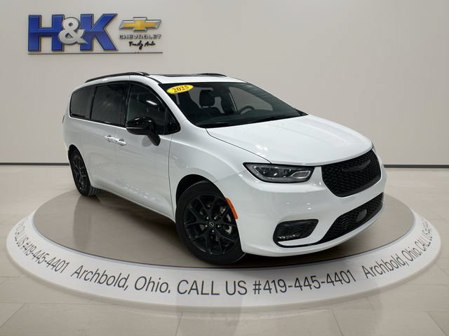 Used 2025 Chrysler Pacifica Limited FWD image 1