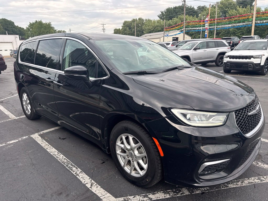 Used 2024 Chrysler Pacifica Touring-L FWD image 2