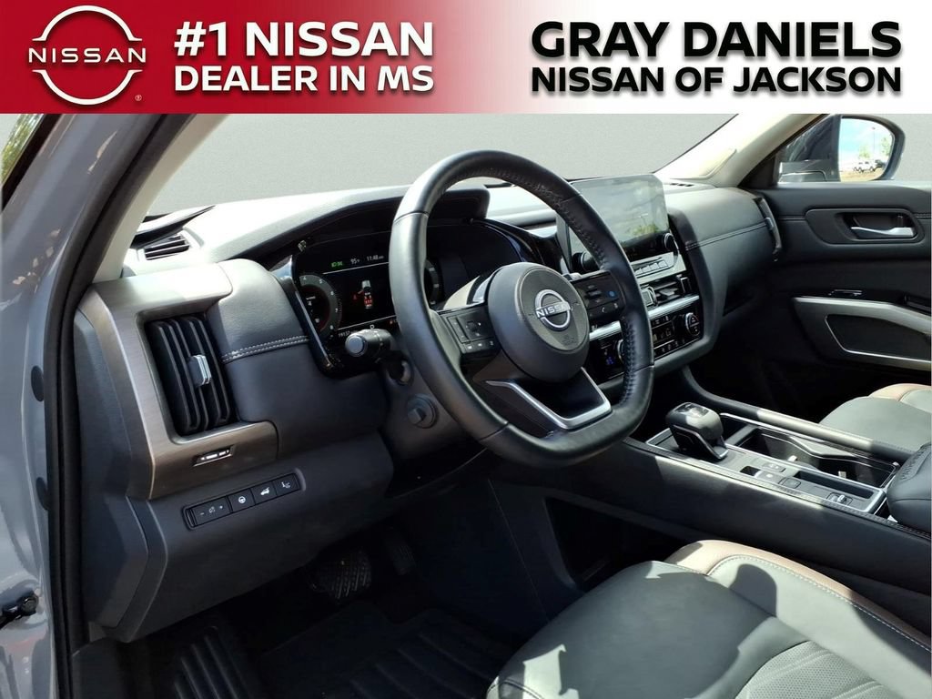 Certified 2025 Nissan Pathfinder Platinum FWD image 12