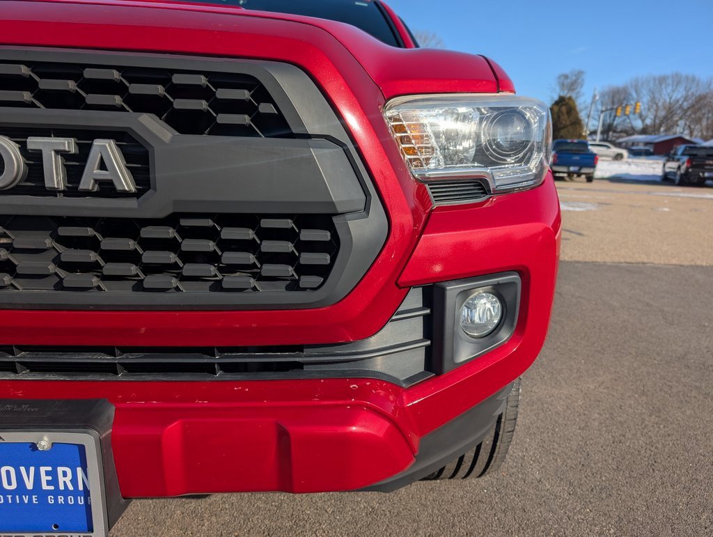 Used 2017 Toyota Tacoma TRD Sport w/ Tow Package (A/T) image 10