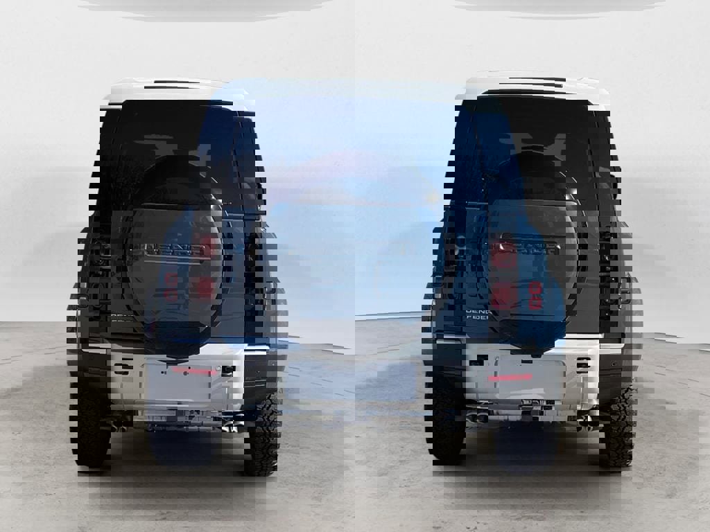 New 2024 Land Rover Defender 110 SE image 4