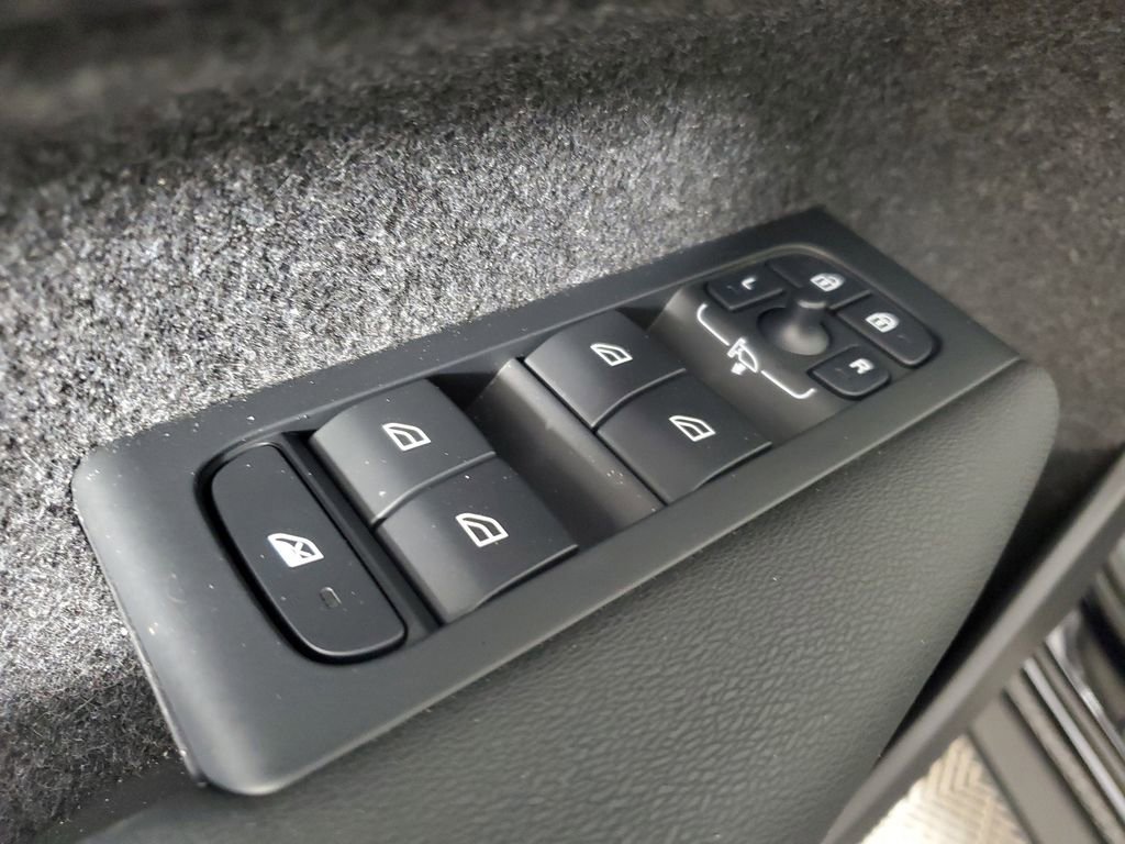 Certified 2025 Volvo XC40 B5 Plus image 23