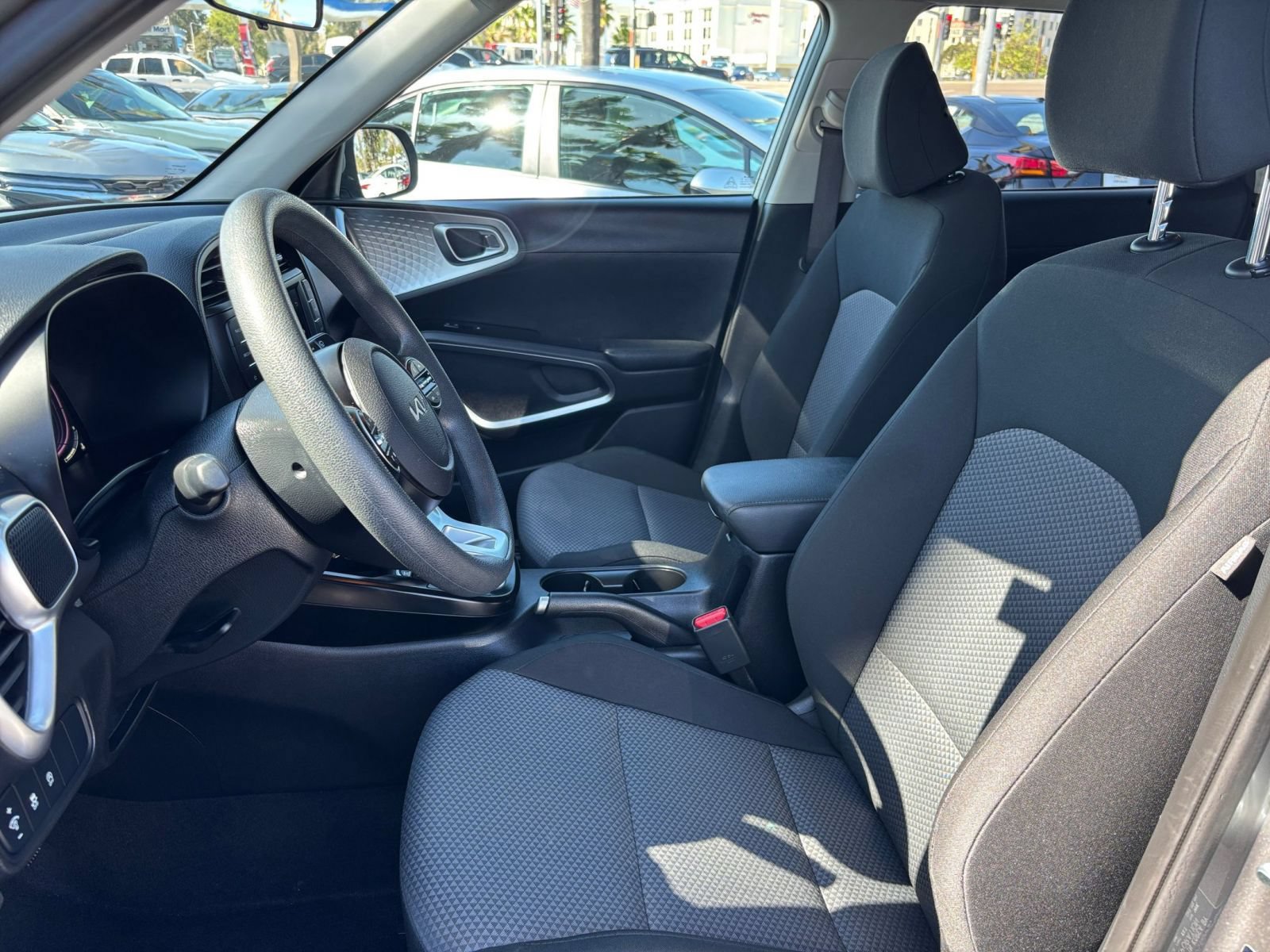 Used 2025 Kia Soul LX w/ LX Technology Package FWD image 24