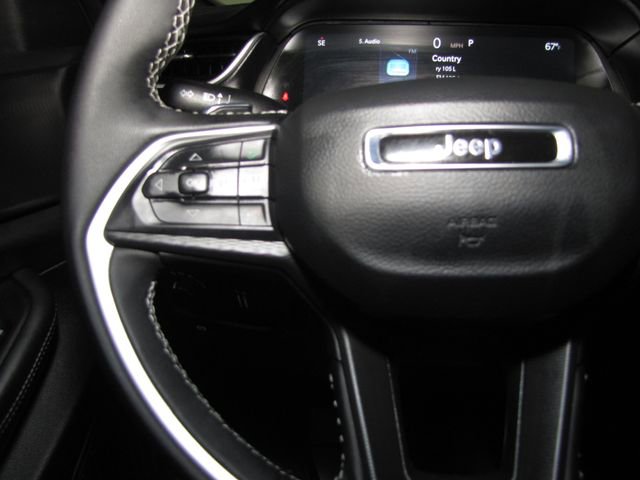 Used 2025 Jeep Grand Cherokee Altitude AWD/4WD image 5