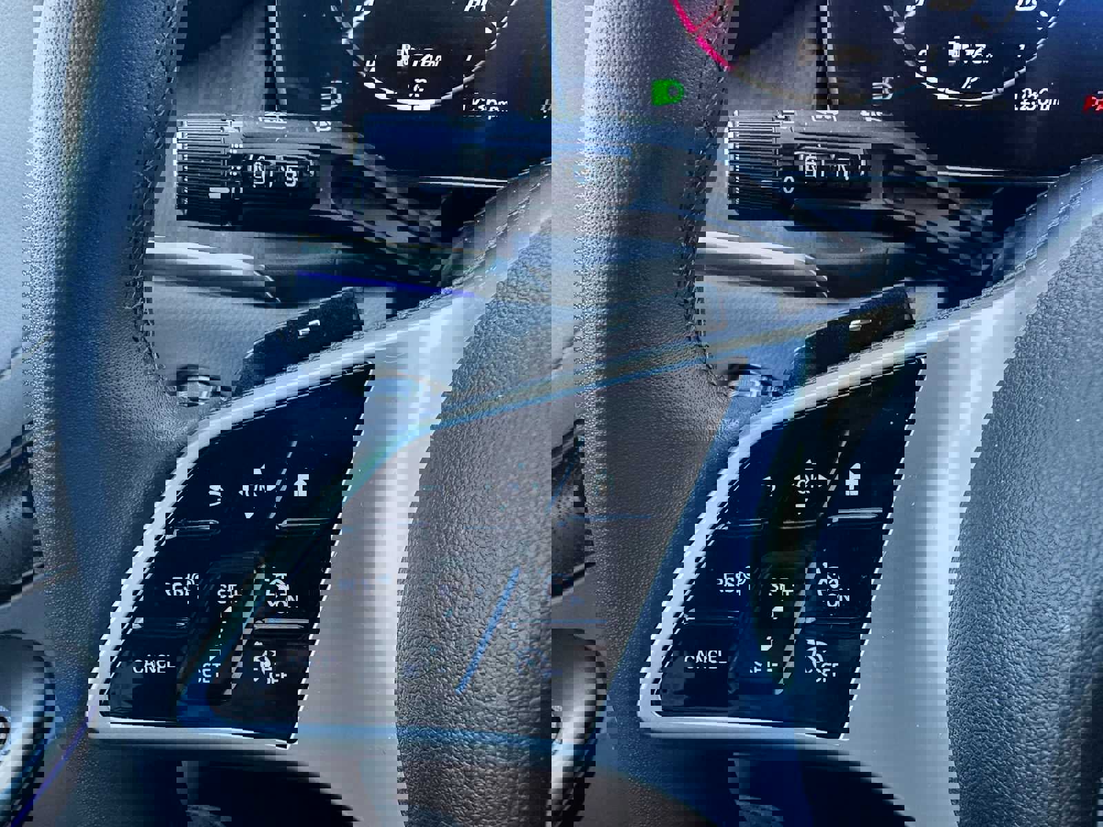 Used 2025 Mercedes-Benz GLC 350e 4MATIC image 33