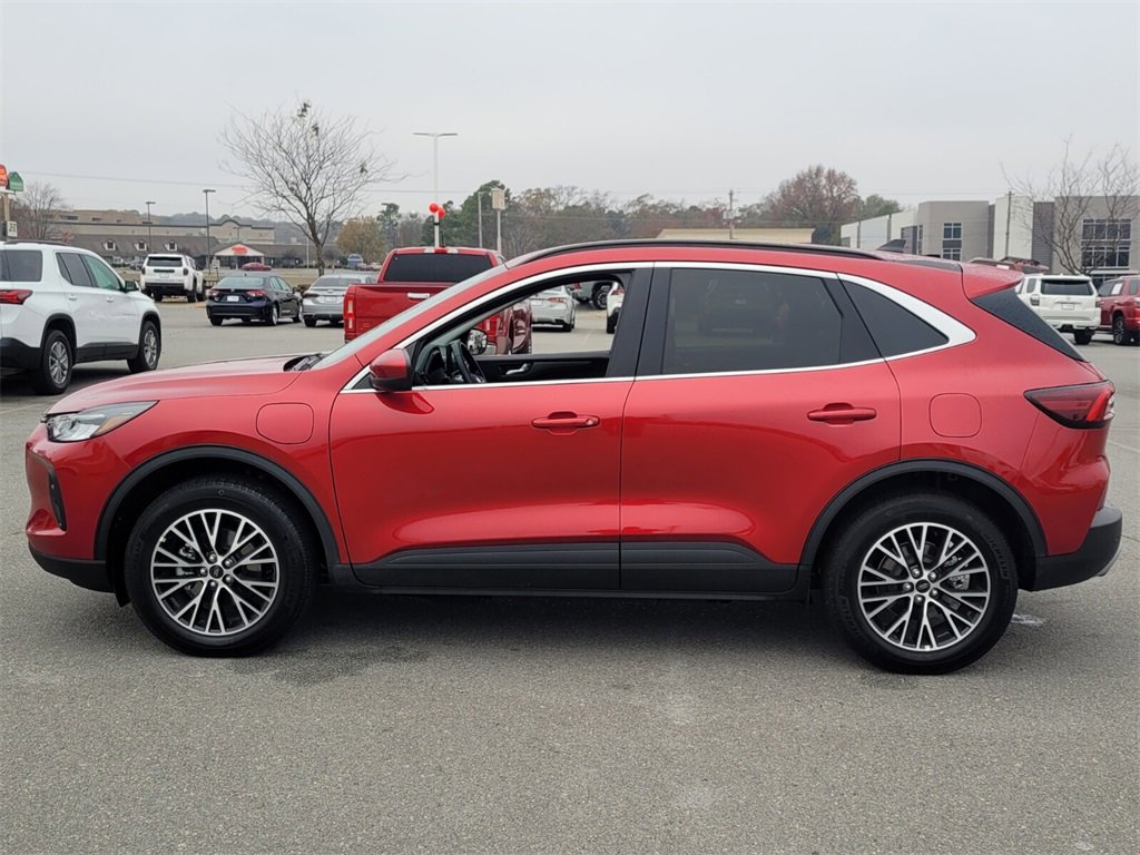 Used 2025 Ford Escape SE image 4