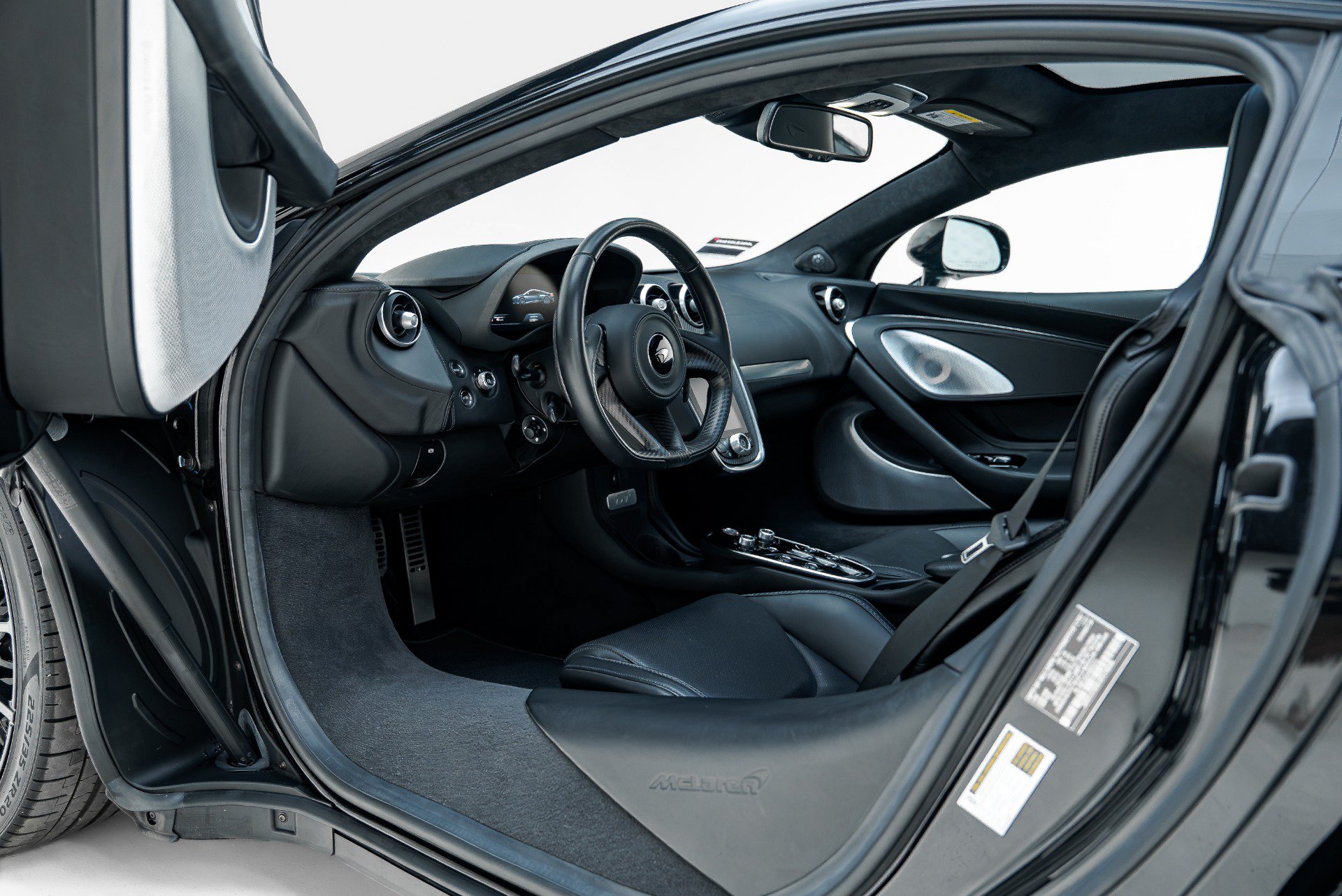 Used 2023 McLaren GT RWD image 3