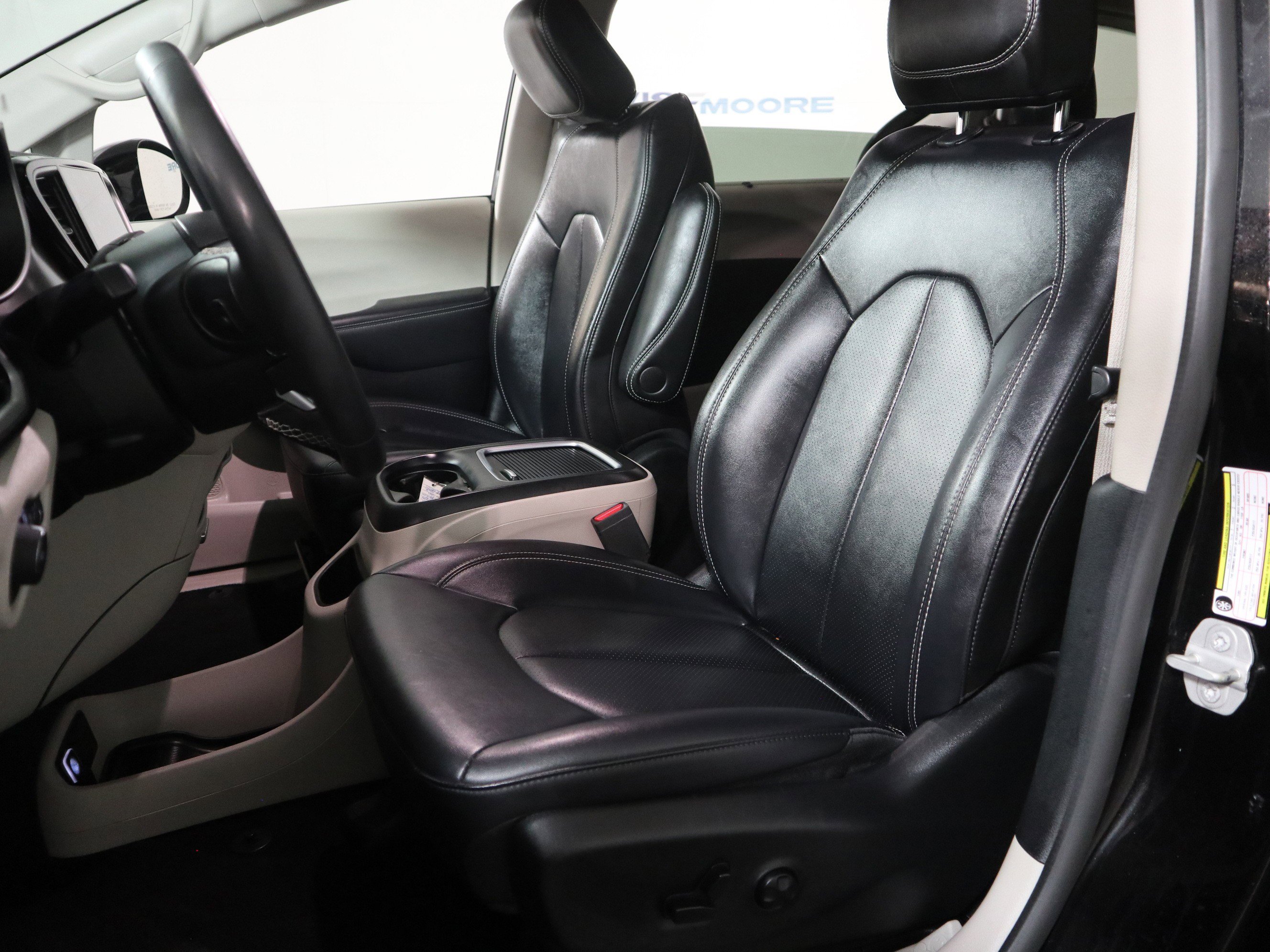 Used 2024 Chrysler Pacifica Touring-L image 23