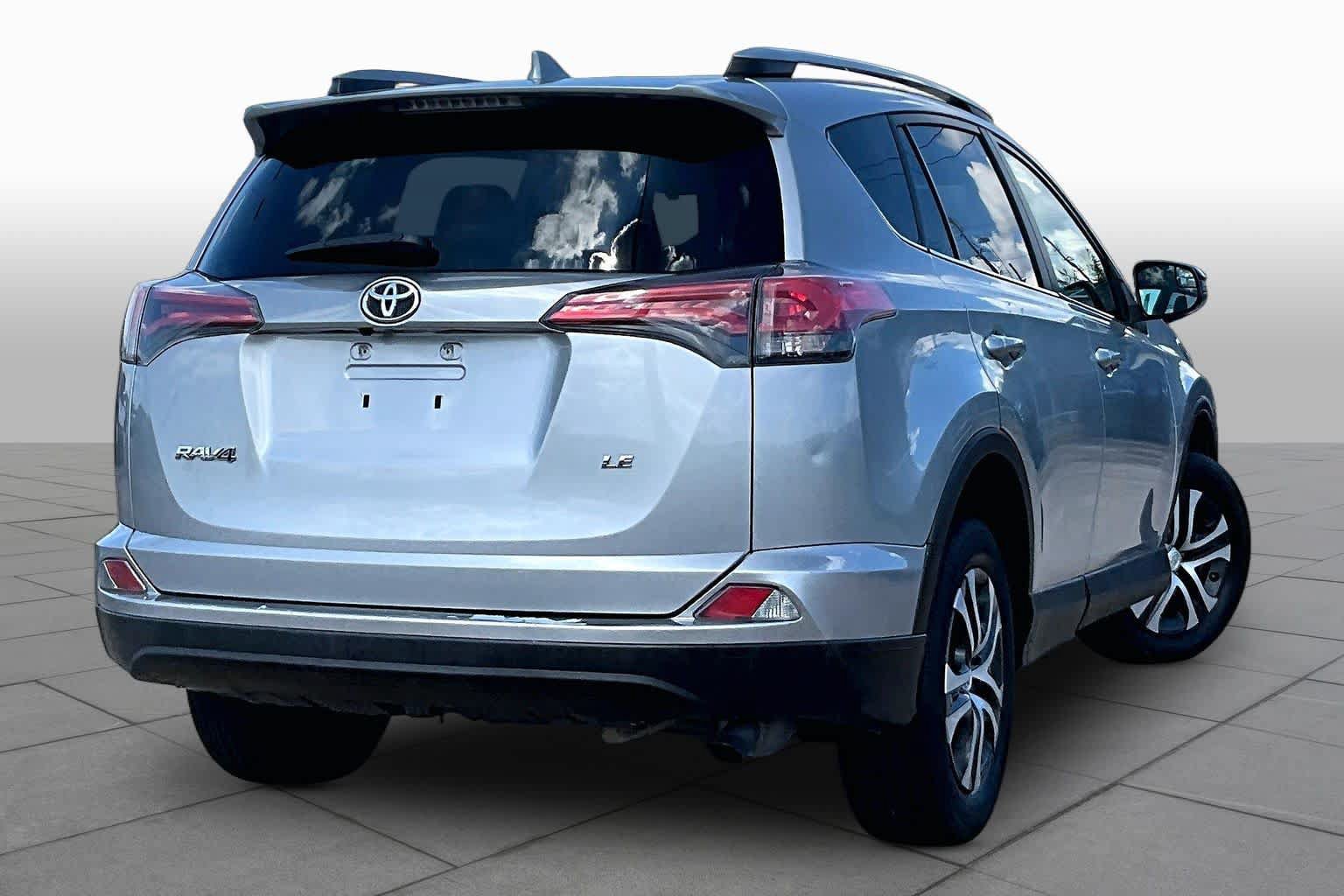 Used 2017 Toyota RAV4 LE FWD image 13