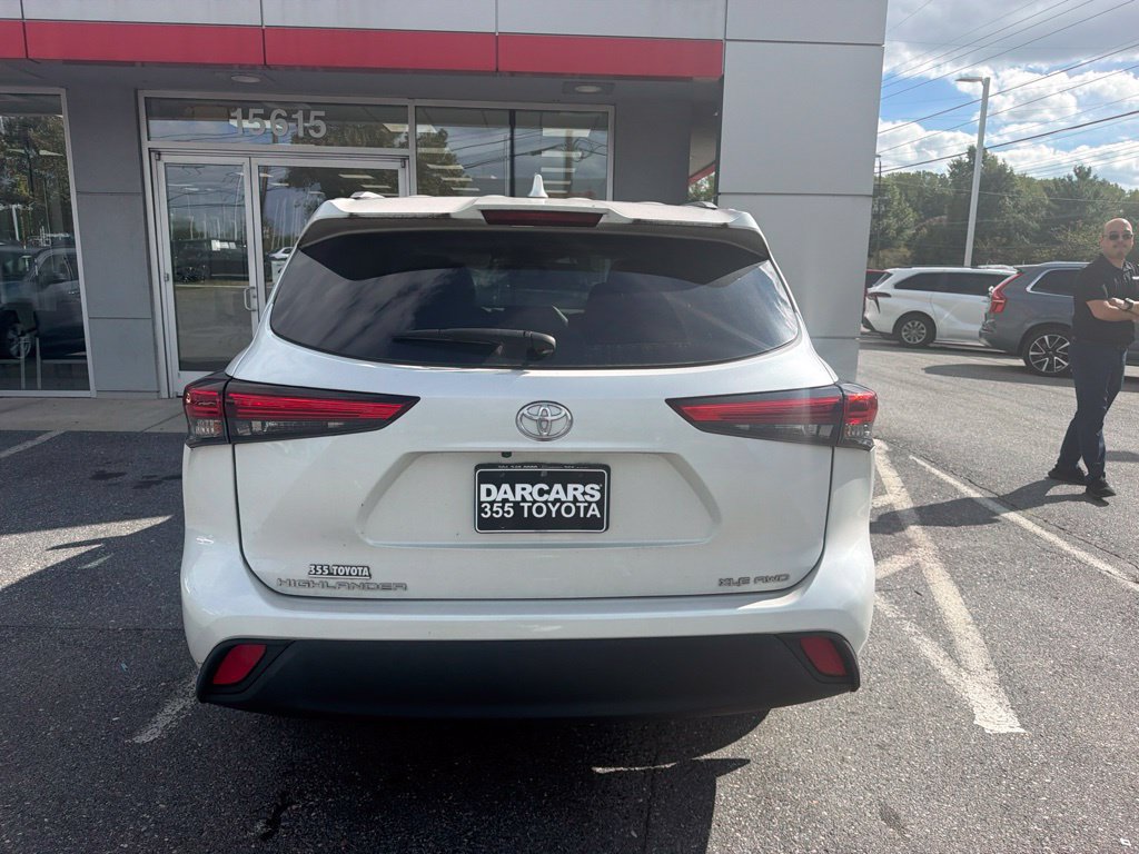 Used 2022 Toyota Highlander XLE AWD/4WD image 5