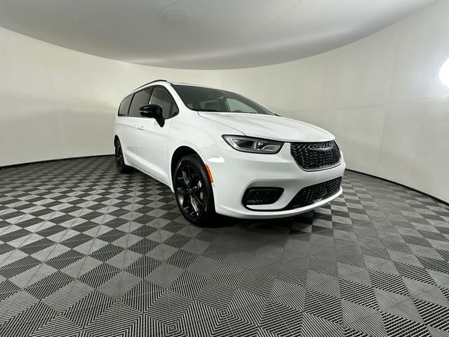 New 2026 Chrysler Pacifica Limited w/ S Appearance Package AWD/4WD image 3