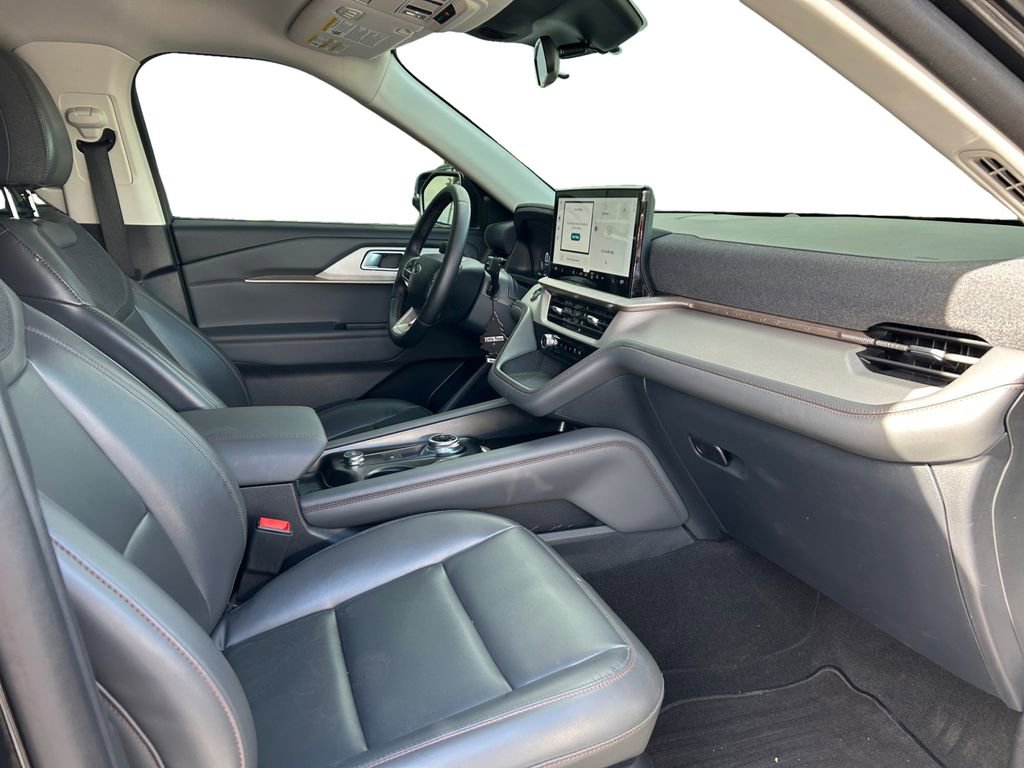 Used 2025 Ford Explorer Active w/ Active Comfort Package AWD/4WD image 17