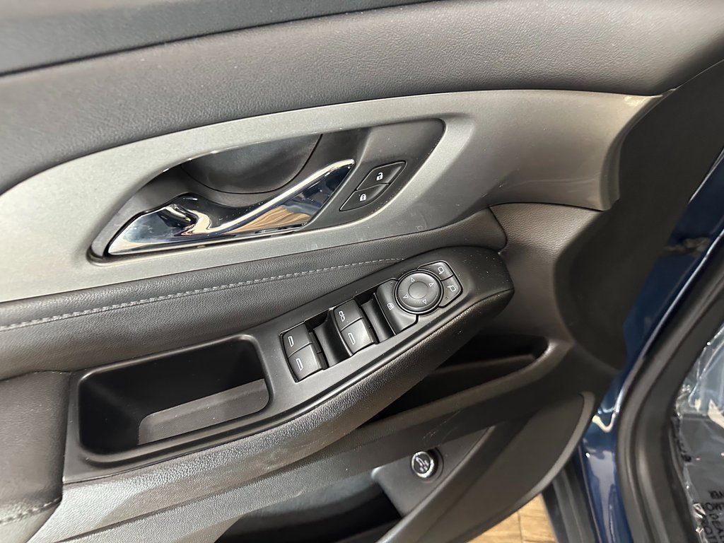 Used 2023 Chevrolet Traverse LT image 11