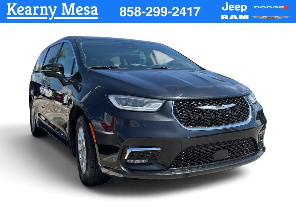 Used 2023 Chrysler Pacifica Touring-L FWD image 1