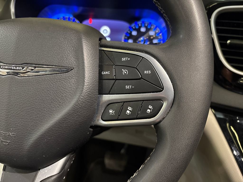 Used 2023 Chrysler Pacifica Touring-L image 17