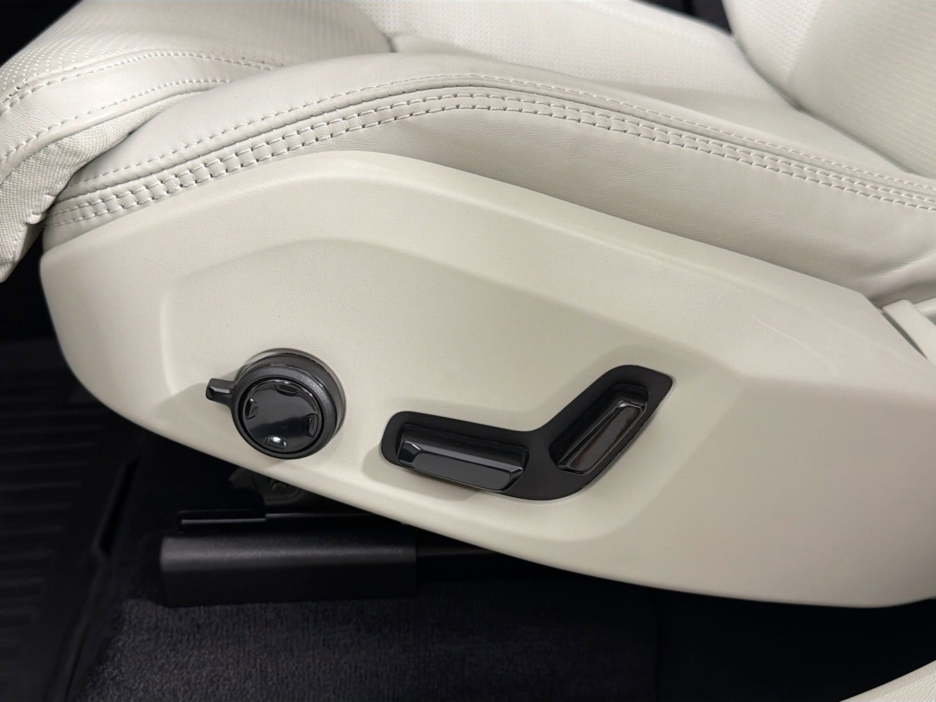 Certified 2025 Volvo XC60 B5 Ultra w/ Protection Package Premier image 20