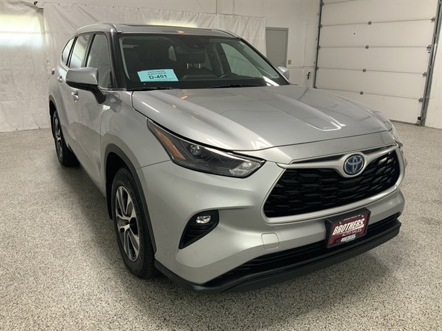 Used 2023 Toyota Highlander XLE AWD/4WD image 3
