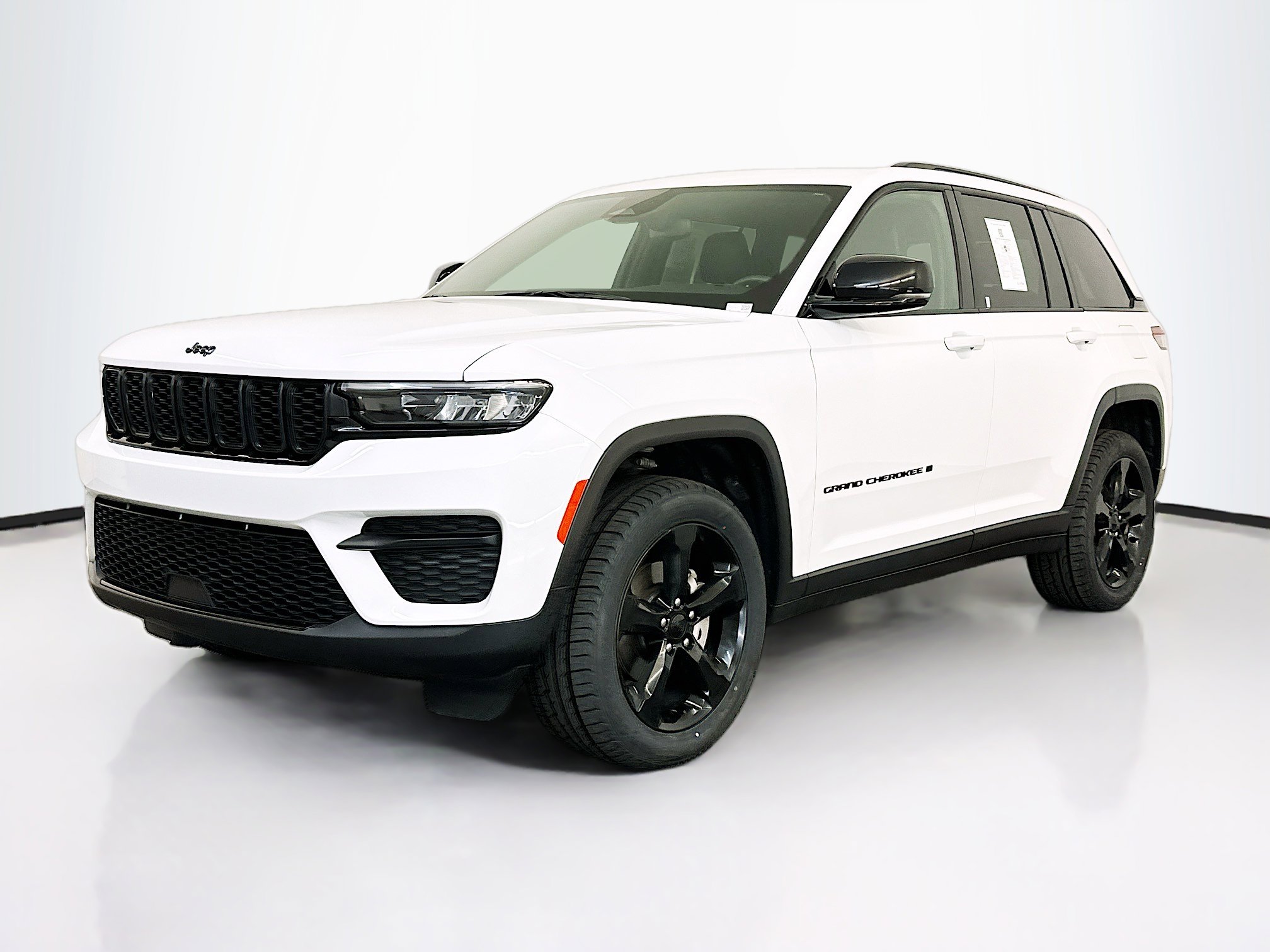 Used 2023 Jeep Grand Cherokee Altitude image 3