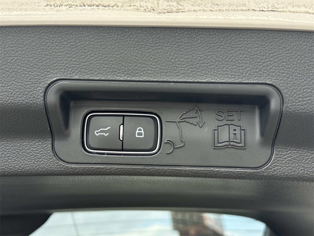 Used 2020 Ford Explorer Limited image 11