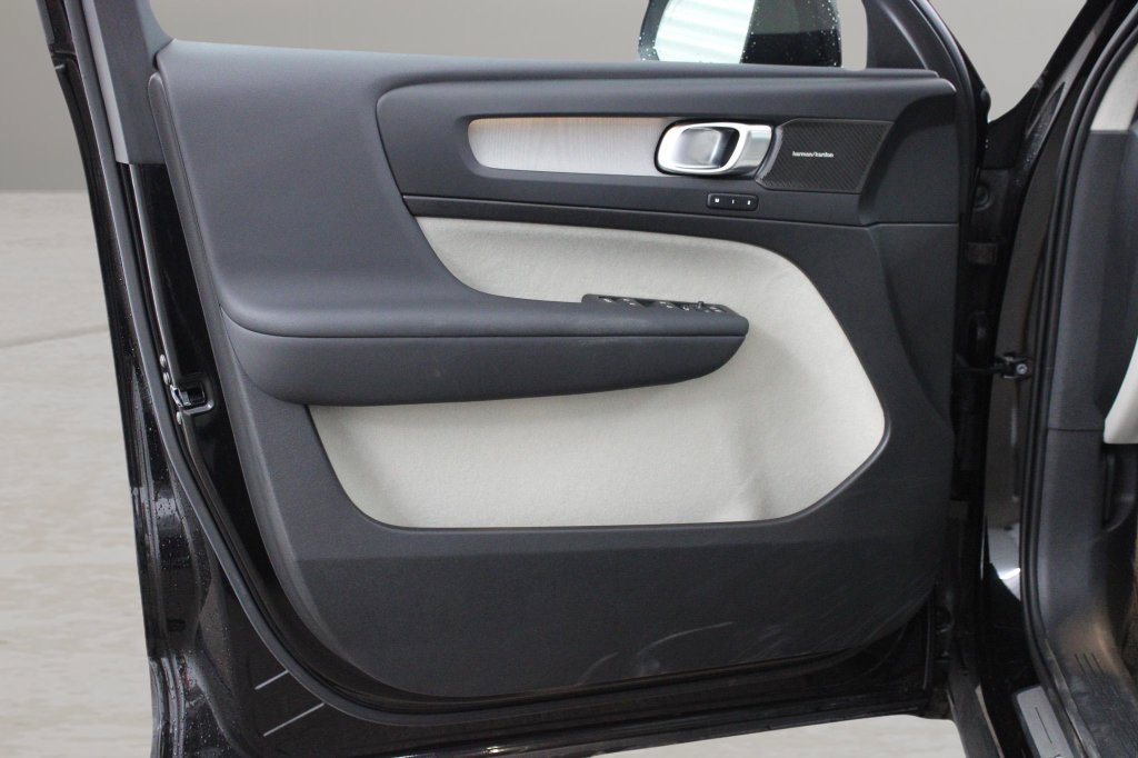Used 2025 Volvo XC40 B5 Ultra AWD/4WD image 16