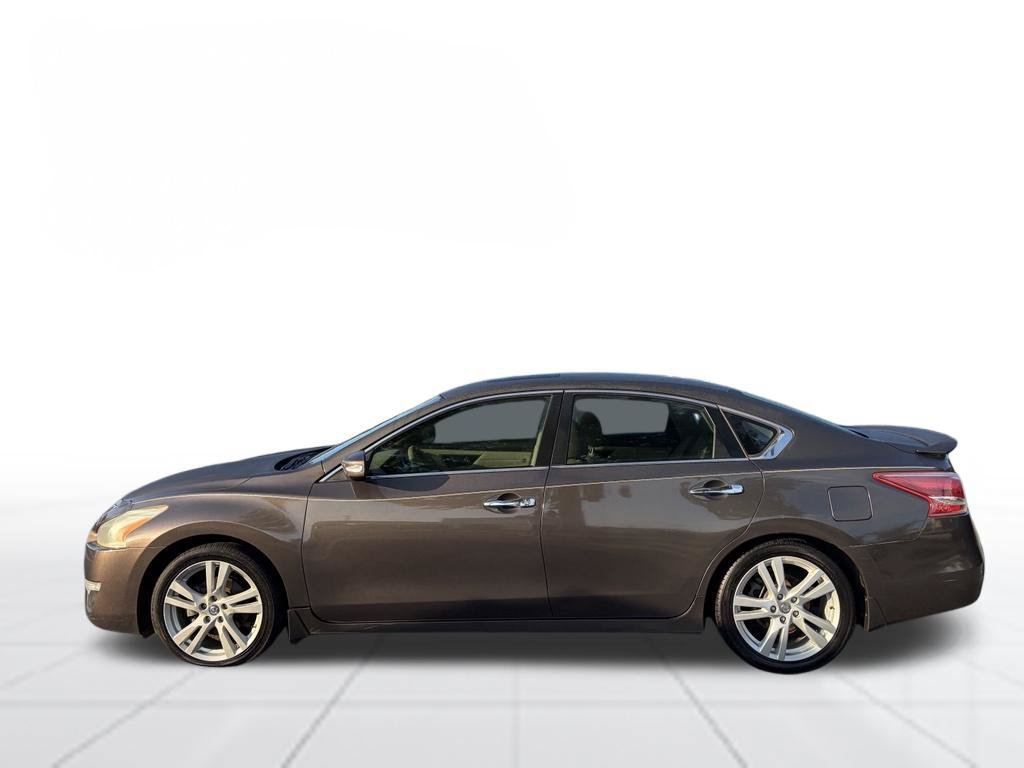 Used 2013 Nissan Altima 3.5 SL w/ Technology Pkg FWD image 2