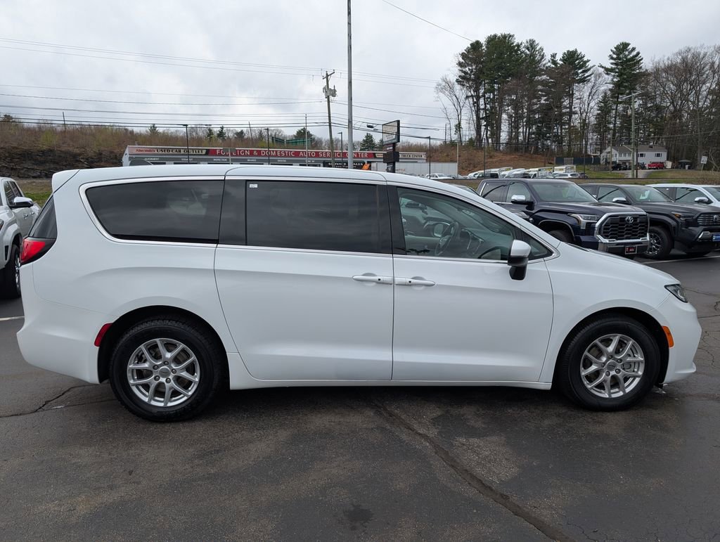 Used 2023 Chrysler Pacifica Touring-L FWD image 9