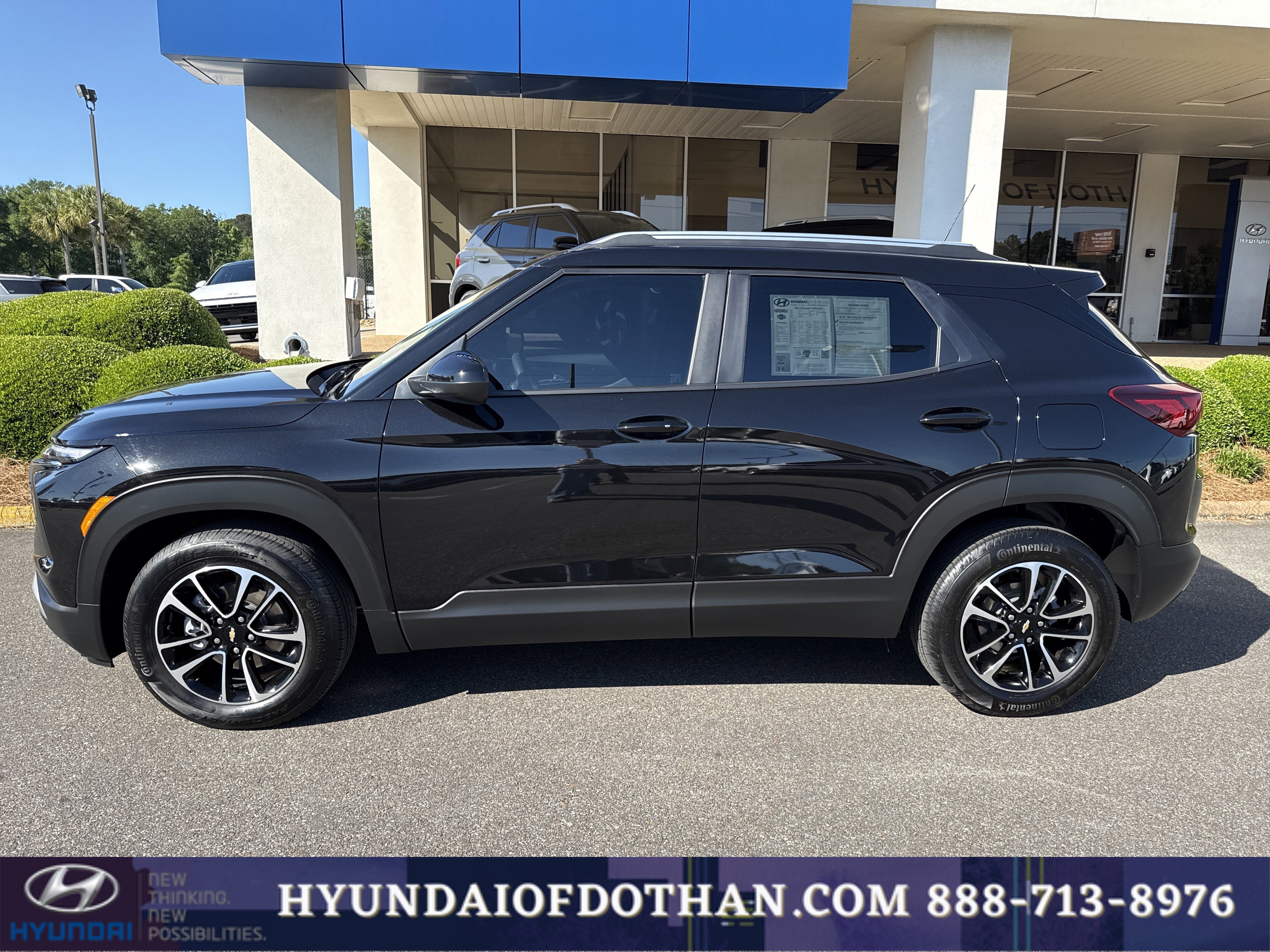 Used 2025 Chevrolet TrailBlazer LT FWD image 2
