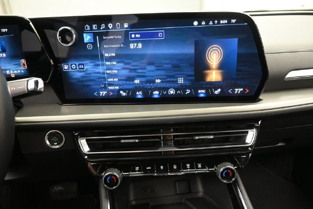 Used 2025 Chevrolet Traverse LT FWD image 10