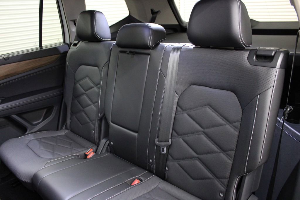 Used 2024 Volkswagen Atlas SE w/ Black Wheel Package FWD image 24