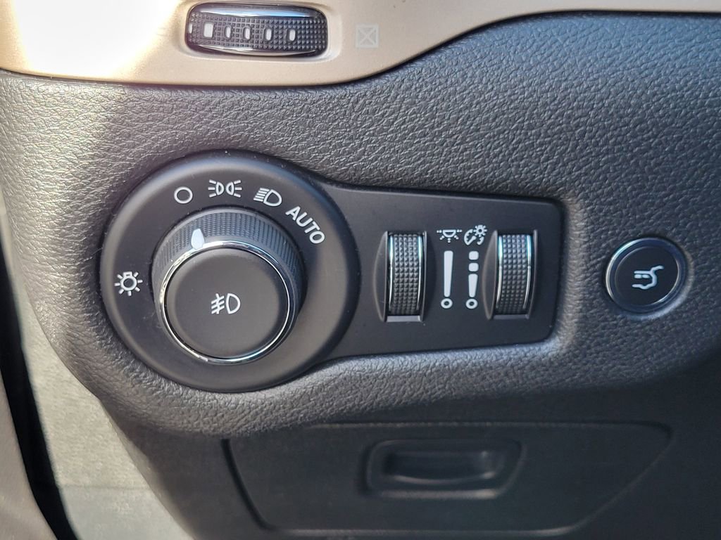 Used 2018 Jeep Cherokee Limited image 12