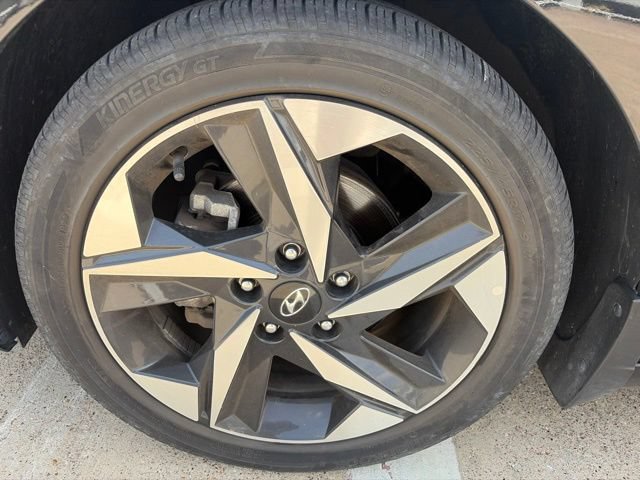 Used 2023 Hyundai Elantra Limited FWD image 6